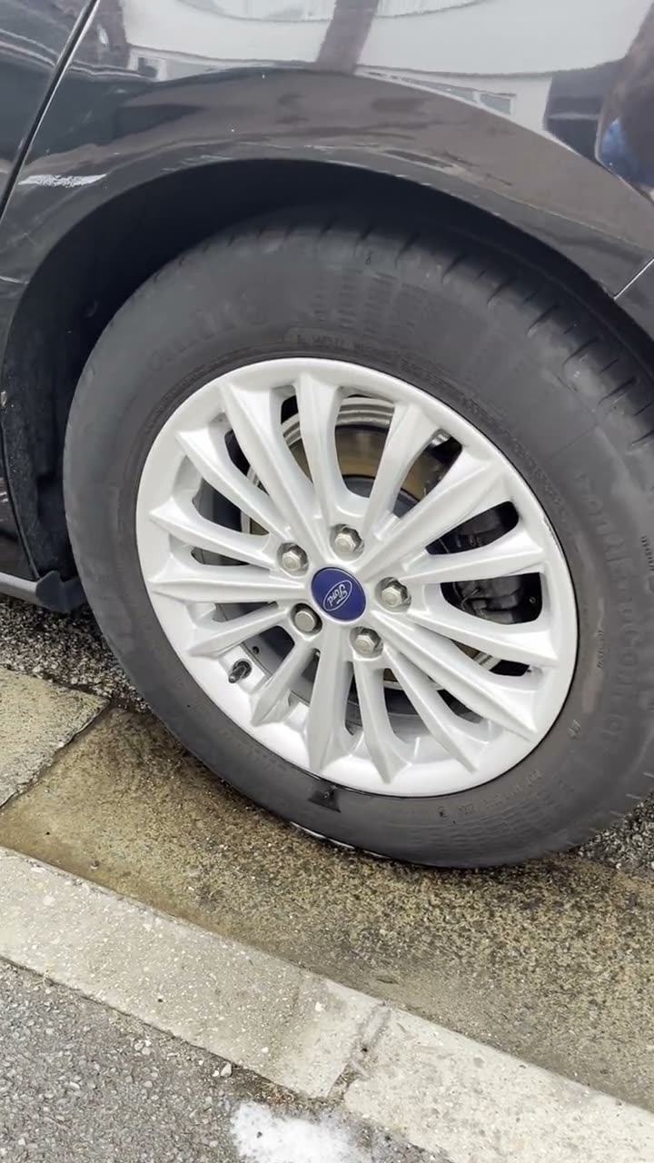 Ford alloy wheel cleaned back to a bright silver finish